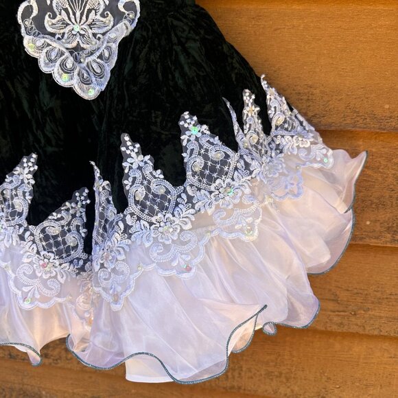 Girls Green Velvet Dress With White Lace & Pearl Accents Size 7 Elegant Design M - Picture 10 of 16